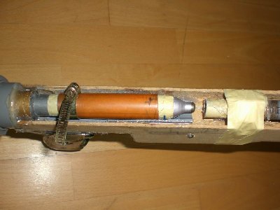 This is the breech system. made of a copper-pipe and the tip of a soada gas cartridge.