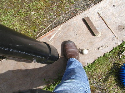 With the foot on the rope and holding the blue ring, the barrel is overhead.  Just lift to fire.