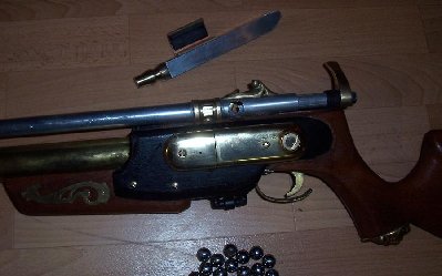 magazineshatterhand 003.JPG (128.43 KiB) Viewed 4975 times so proud right now..Notice the rubber washers on the bolt wich help to keep it locked and work as a bumper for the action.