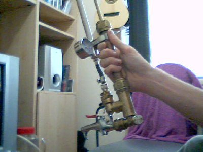 2007-10-12-39417.jpg (130.06 KiB) Viewed 3906 times Pumping this gun up is a breeze, the chamber is perfect as a grip as you can see.